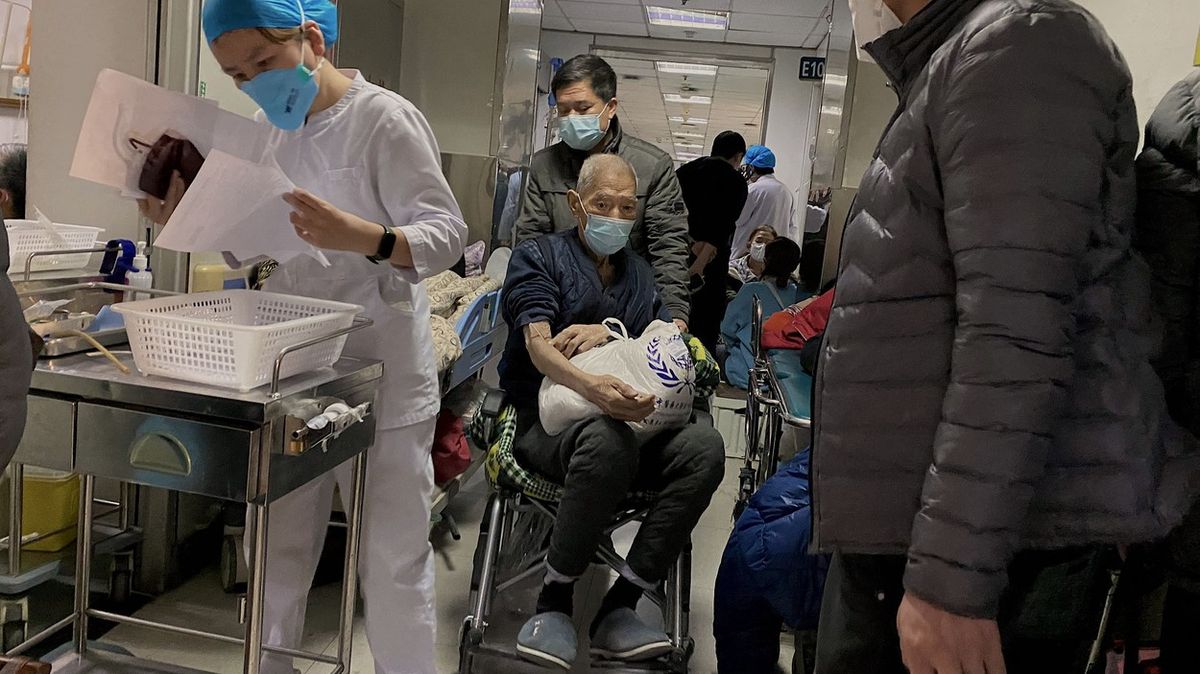 Čínu moří covid. Nemocnice jsou plné, svět zavádí restrikce na cestující